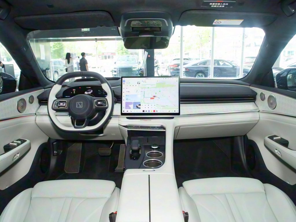 Manufacturer: Zeke Class: Mid-size car Energy type: Electric Launch date: October 2025 CLTC pure electric range (km): 810 Battery fast charging time (hours): 0.17 Battery fast charging capacity range (%): 10 - 80 Maximum power (kW): 370 Maximum torque (N·m): 535 Body structure: 5-door 5-seat hatchback Electric motor (Ps): 503 Length * Width * Height (mm): 4977 * 1999 * 1545 Official 0-100 km/h acceleration (s): 4.98 Maximum speed (km/h): 280 Overall vehicle weight (kg): 2235 Maximum loaded weight (kg): 2695 Maximum trailer gross weight (kg): 200