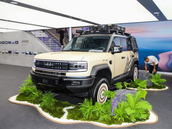In 2025, BYD Equation Leopard Leopard 5 is a plug-in hybrid mid-to-large-sized SUV with 660 horsepower, a new energy electric vehicle