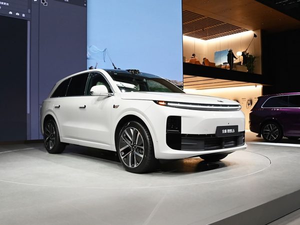 The 2024 Ideal L6 extended-range mid-to-large SUV, a new energy vehicle and an intelligent driving car