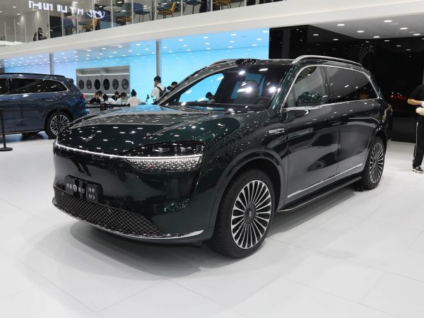 The 2025 AITO M9 is a new energy extended-range large SUV and an intelligent luxury urban off-road vehicle