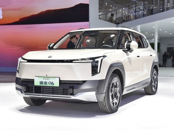 The 2025 new Dongfeng Nano 06 new energy pure electric small 5-door 5-seat SUV