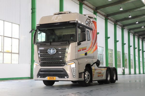 FAW Jiefang J7 heavy truck, Leading Edition, 640 horsepower, 6X4 AMT automatic transmission, tractor (Euro VI standard)