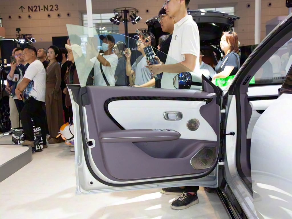 Manufacturer: Changan Qi Yuan Class: Mid-size car Energy type: Electric Launch year: 2026 CLTC pure electric range (km): 630 Battery fast charging time (hours): 0.15 Battery fast charging capacity range (%): 30-80 Maximum power (kW): 210 Maximum torque (N·m): 290 Body structure: 5-door 5-seat hatchback Electric motor (Ps): 286 Length * Width * Height (mm): 4885 * 1916 * 1496 Official 0-100 km/h acceleration (s): 6.2 Maximum speed (km/h): 188 Electric equivalent fuel consumption (L/100 km): 1.31 Brake mass (kg): 1887 Maximum loaded mass (kg): 2337